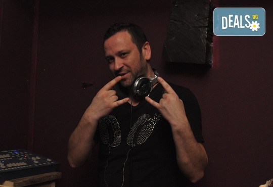 За Вашето Новогодишно, фирмено или частно парти, рожден ден, сватбено тържество, нощно/дневно заведение или абсолвентски бал предлагаме: цялостно озвучаване от DJ с апаратура, възможност за професионален фотограф и перкунсионист! - Снимка 6