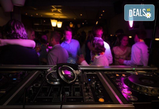 За Вашето Новогодишно, фирмено или частно парти, рожден ден, сватбено тържество, нощно/дневно заведение или абсолвентски бал предлагаме: цялостно озвучаване от DJ с апаратура, възможност за професионален фотограф и перкунсионист! - Снимка 2