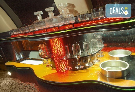 Еротичен танцьор или танцьорка в супер луксозна лимузина, безалкохолни напитки, бутилка марков алкохол по избор за Вашето парти! - Снимка 5