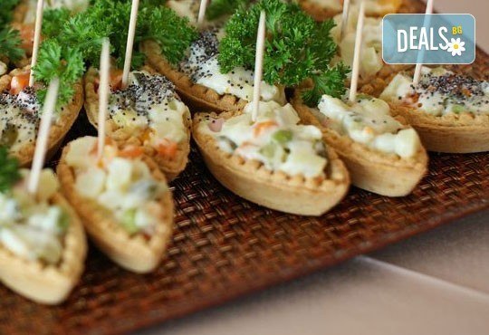 Микс от 120 хапки с френски сирена, мини еклери с плодове и ванилов крем, прошуто и моцарела, ароматен крем и пушена сьомга от Топ Кет Кетъринг! - Снимка 1