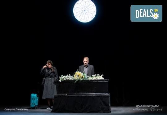 Гледайте Койна Русева и Димитър Баненкин в Специални поводи, на 10.01. от 19ч., в Младежки театър, голяма сцена! Билет за един - Снимка 5
