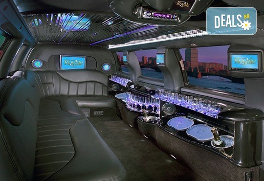 Романтично предложение за брак! Лимузина, личен шофьор, испанско пенливо вино, листа от рози и избран маршрут в София или Пловдив, ексклузивно от San Diego Limousines! - Снимка 6