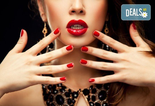 Класически маникюр с гел лак Bluesky и бонус: безплатно сваляне на стар гел лак в студио за красота Victoria Sonten! - Снимка 1