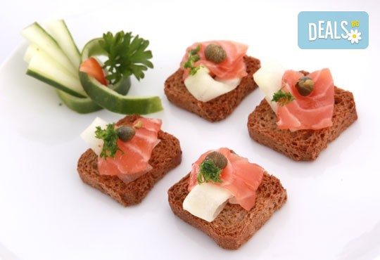 Парти микс от 208 хапки, мини сандвичи, брускети и парти кексчета, рапределени и красиво аранжирани в 8 плата, от Топ Кет Кетъринг! - Снимка 1