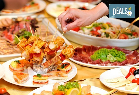 Парти микс от 208 хапки, мини сандвичи, брускети и парти кексчета, рапределени и красиво аранжирани в 8 плата, от Топ Кет Кетъринг! - Снимка 2