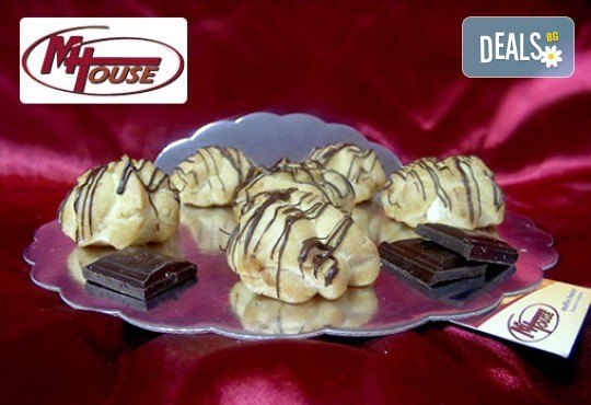 Сладки мечти! 50 еклера с баварски крем, тунквани в млечен шоколад от Muffin House! - Снимка 1