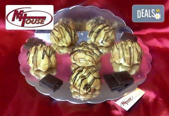 Сладки мечти! 50 еклера с баварски крем, тунквани в млечен шоколад от Muffin House! - Снимка 2