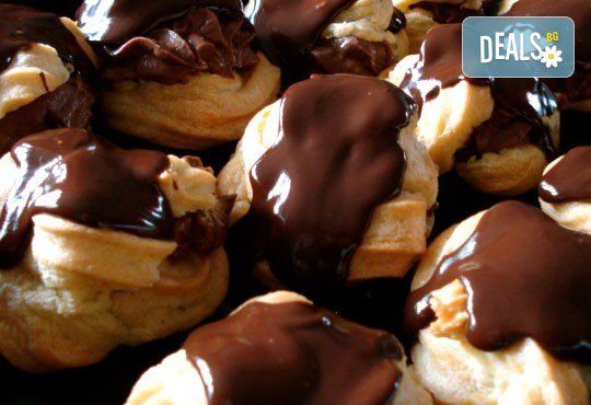 Сладки мечти! 50 еклера с баварски крем, тунквани в млечен шоколад от Muffin House! - Снимка 4