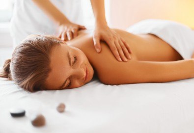 Лечебен, болкоуспокояващ масаж на гръб и преглед от професионален физиотерапевт + лазеротерапия или инверсионна терапия в студио за масажи и рехабилитация Samadhi!
