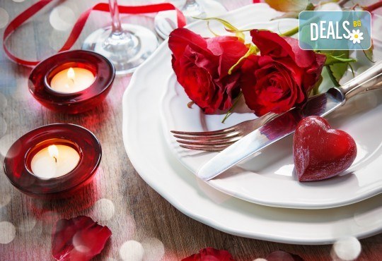 Куверт за двама за Свети Валентин в ресторант Грами със салата, предястие, основно ястие, десерт и комплимент: бутилка вино! - Снимка 1