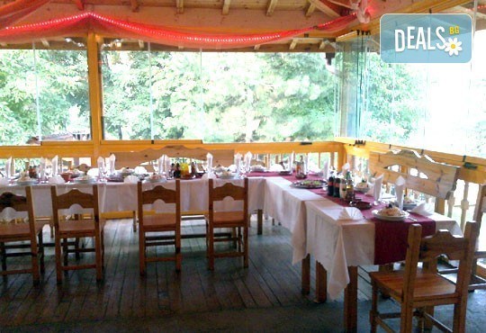 Куверт за Свети Валентин с богато меню, неограничено количество вино и жива музика в ресторант Бадемовата къща! - Снимка 6