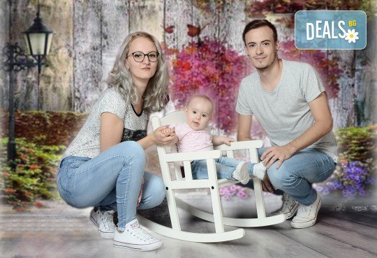 Любими мигове! Зимна семейна фотосесия в студио и подарък: фотокнига от Photosesia.com! - Снимка 1