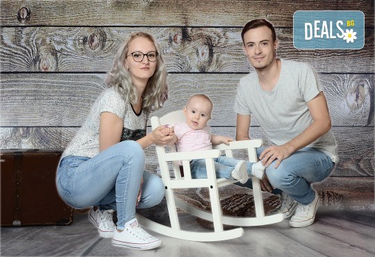 Любими мигове! Зимна семейна фотосесия в студио и подарък: фотокнига от Photosesia.com! - Снимка 4