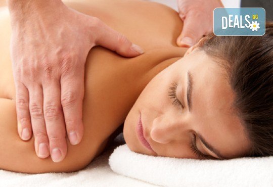 Спортно-възстановителен масаж - комбинация от класически, спортен, точков и мобилизиращ, и бонус: точков масаж на лице и глава в салон Женско Царство! - Снимка 2