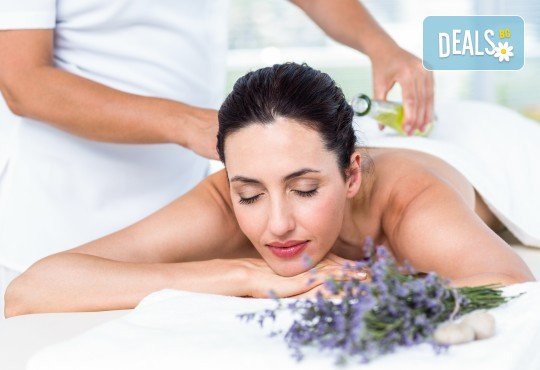 Отпуснете се със 70-минутен ароматерапевтичен масаж на цяло тяло с масла от лавандула и бонус: масаж на ходила и точков масаж на лице и глава в Женско Царство! - Снимка 2