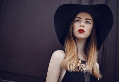 Подстригване, кичури на фолио, шапка, тип балеаж или омбре, оформяне на прическа със сешоар в студио за красота Пиротска!