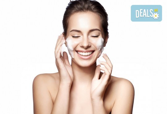 Комбинирано почистване на лице в 10 стъпки - мануално + четков пилинг, масаж и дълбокопочистваща маска в Козметичен център Светът на красотата! - Снимка 3