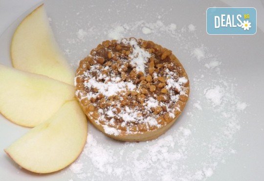 За Вашия повод! Ароматен ябълков пай с канела и ядки - 14 броя в плато, от H&D catering! - Снимка 1