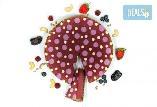 Красива и полезна тематична торта за Вашия малчуган! Сурова торта, без глутен и животински продукти, с вкус по избор, рисунка, весели фигурални декорации и надпис от Сладкишница Хенди Кенди! - Снимка 1