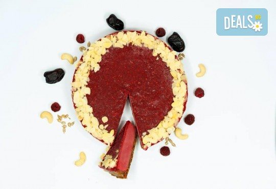 Красива и полезна тематична торта за Вашия малчуган! Сурова торта, без глутен и животински продукти, с вкус по избор, рисунка, весели фигурални декорации и надпис от Сладкишница Хенди Кенди! - Снимка 2