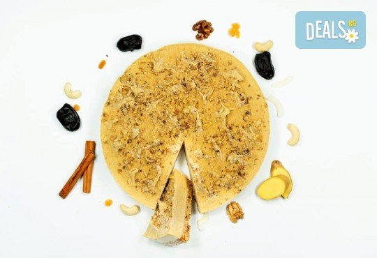 Красива и полезна тематична торта за Вашия малчуган! Сурова торта, без глутен и животински продукти, с вкус по избор, рисунка, весели фигурални декорации и надпис от Сладкишница Хенди Кенди! - Снимка 4