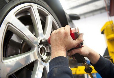 Смяна на 2 броя гуми с включено сваляне, качване, монтаж, демонтаж и баланс в автосервиз Катана!