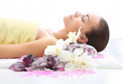 50-минутен релаксиращ масаж на цяло тяло + бонус: масаж на ходила и длани в център Beauty and Relax, Варна!