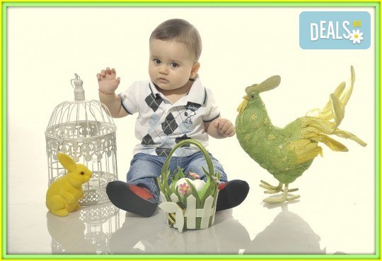 Щастливи моменти! Пролетно-Великденска семейна фотосесия в студио и подарък: фотокнига от Photosesia.com! - Снимка 4