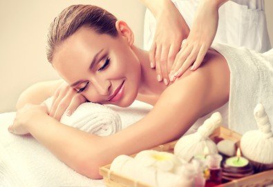 70-минутен антистрес масаж на цяло тяло, ходила, длани и глава в център Beauty and Relax, Варна!