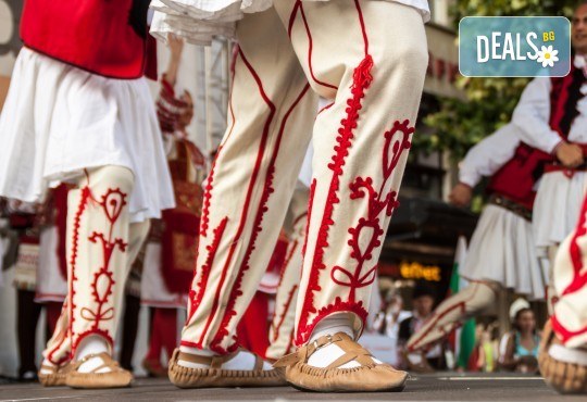 Забавлявайте се, докато се опознавате българския фолклор! Едно посещение на народни танци за възрастни или деца от образователен център Смехурани! - Снимка 1