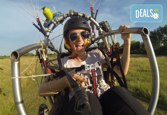 Адреналин! Тандемен полет с двуместен моторен парапланер близо до София и HD видеозаснемане от клуб Vertical Dimension! - Снимка 1