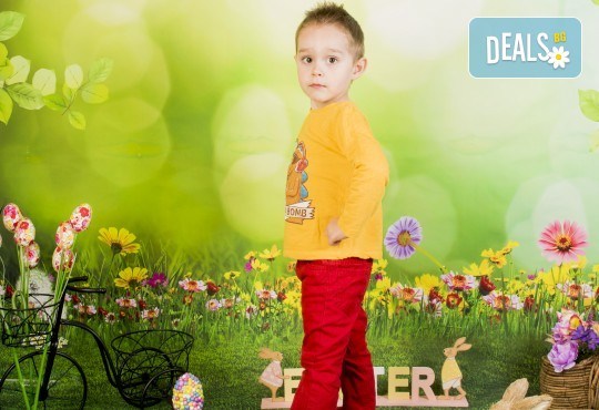 Пролетно-великденска фотосесия за цялото семейство, с 10 обработени кадъра, от Pandzherov Photography! - Снимка 1