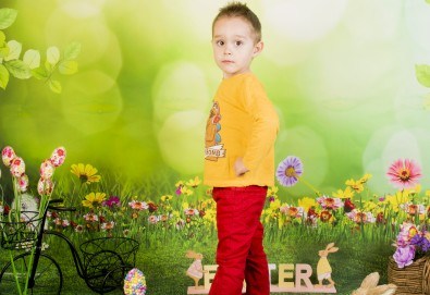 Пролетно-великденска фотосесия за цялото семейство, с 10 обработени кадъра, от Pandzherov Photography!