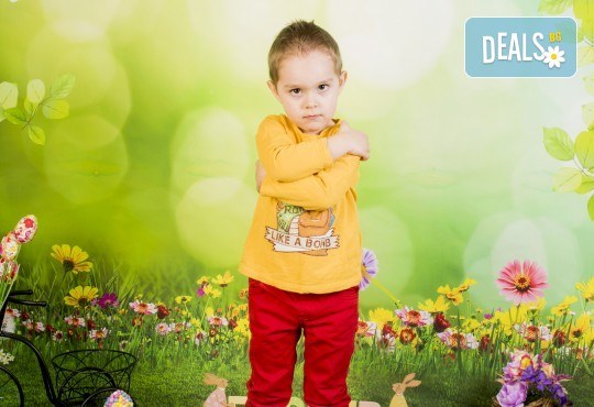 Пролетно-великденска фотосесия за цялото семейство, с неограничен брой обработени кадри, от Pandzherov Photography! - Снимка 4