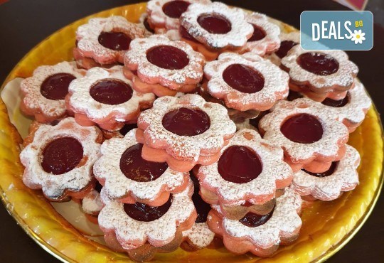 За празници с приятели! Вземете 1 кг. шоколадови или ягодови гръцки сладки Маргарита от Сладкарница Джорджо Джани - Снимка 1