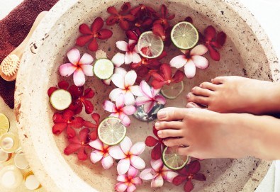 Грижа за ноктите! Медицински педикюр без лак, с лакове на OPI и SNB или с гел лак Gelish и Canni в салон за красота Феникс в кв. Лозенец!