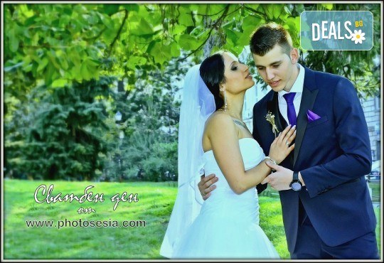 Сватбено фото- и HD видеозаснемане + фотокнига и подарък: разпечатана снимка в рамка по избор на клиента от Photosesia.com! - Снимка 4