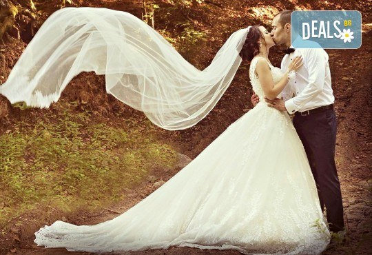 Сватбено фото- и HD видеозаснемане + фотокнига и подарък: разпечатана снимка в рамка по избор на клиента от Photosesia.com! - Снимка 1