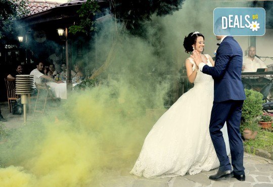 Сватбено фото- и HD видеозаснемане + фотокнига и подарък: разпечатана снимка в рамка по избор на клиента от Photosesia.com! - Снимка 2