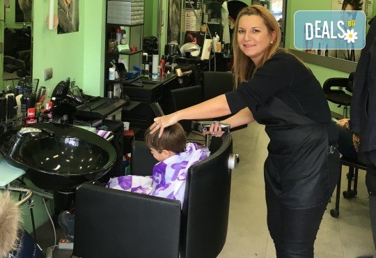 Боядисване с професионална боя Kezy Profesionals, масажно измиване с италиански продукти и нанасяне на маска според типа коса, подстригване на връхчета и оформяне със сешоар в студио Вая! - Снимка 5