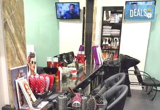 Едноцветни или двуцветни кичури, масажно измиване и нанасяне на маска, оформяне на прическа със сешоар в салон Flowers 2 - Снимка 7