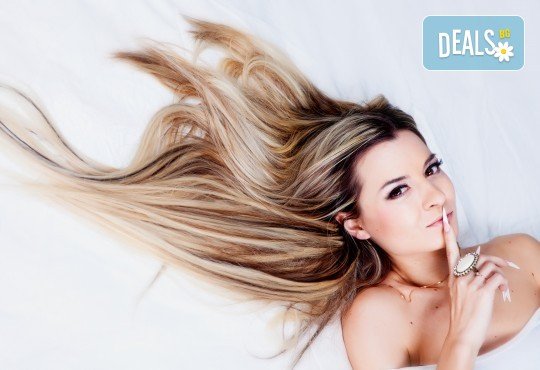 Едноцветни или двуцветни кичури, масажно измиване и нанасяне на маска, оформяне на прическа със сешоар в салон Flowers 2 - Снимка 3