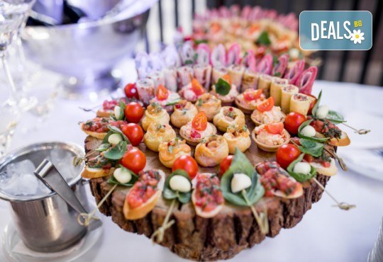 90 коктейлни хапки с млечен мус, маслинки, тарама хайвер, ролца от раци, средиземноморски бут, чедър и чери доматче от My Style Event! - Снимка 2