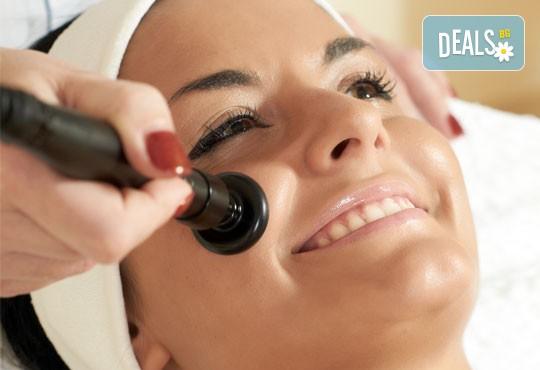 Дълбоко почистване на лице чрез 3 в 1 терапия с Herbal Active, мануална екстракция и безиглена мезотерапия с Gold Orchid Nectar в дермакозметичен център Енигма! - Снимка 3