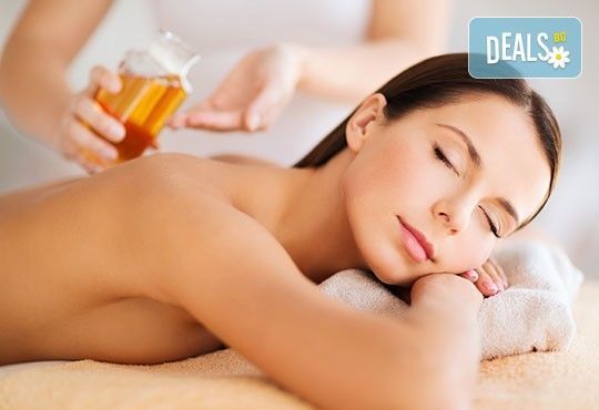 Регенериращ или релаксиращ масаж на гръб с билкови масла с техники за облекчаване на болките в гърба в Спа център Senses Massage & Recreation! - Снимка 2