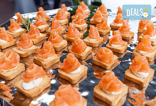 3 плата с 90 броя хапки с моцарела и домат, крема сирена, прошуто, сьомга и лимон от Топ Кет Кетъринг! - Снимка 1