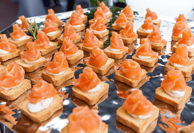 3 плата с 90 броя хапки с моцарела и домат, крема сирена, прошуто, сьомга и лимон от Топ Кет Кетъринг!