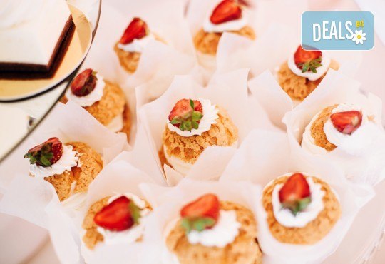 Микс от 60 хапки с френски сирена, прошуто и моцарела, ароматен крем, пушена сьомга и мини еклери с плодове и ванилов крем от Топ Кет Кетъринг! - Снимка 1