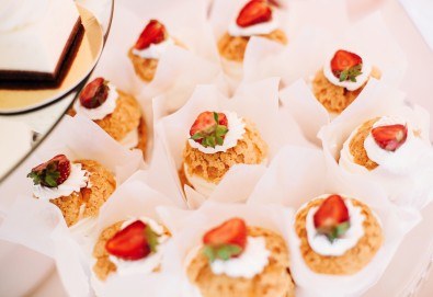 Микс от 60 хапки с френски сирена, прошуто и моцарела, ароматен крем, пушена сьомга и мини еклери с плодове и ванилов крем от Топ Кет Кетъринг!