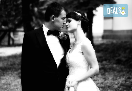 Фото и видео заснемане на сватбено тържество, промо пакет: цялостно фотозаснемане, видеозаснемане, фотосесия, ефектни кадри с камера GoPro, видеоклип и подарък - Снимка 17
